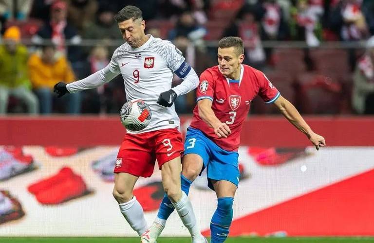 包含波兰客场-小胜芬兰，积分追赶至第一位的词条