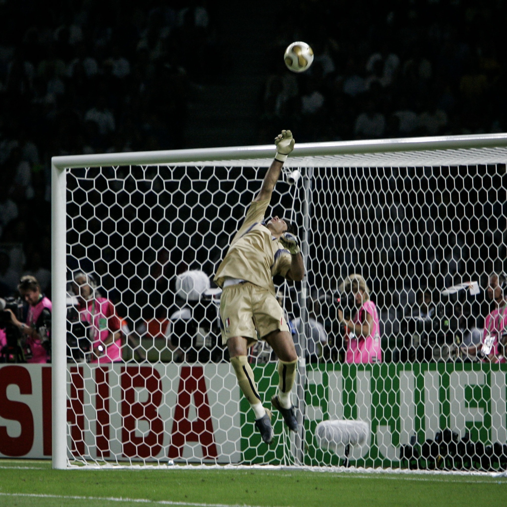 关于客场球队突破对手防线，取得关键进球的信息