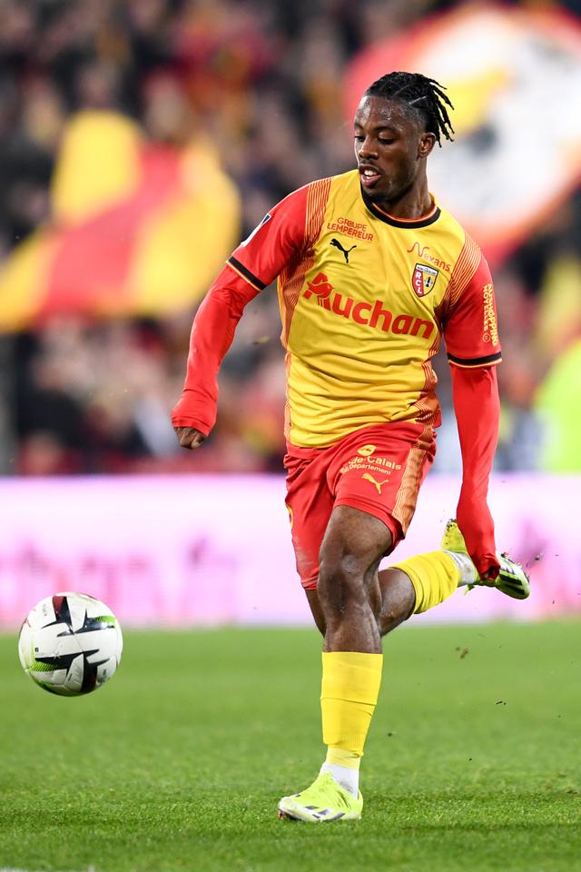 关于朗斯客场激战，夺得关键胜利的信息